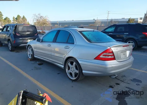 2002 Mercedes-Benz C 32 Amg z USA, uszkodzony, nr VIN WDBRF65J32F185444
